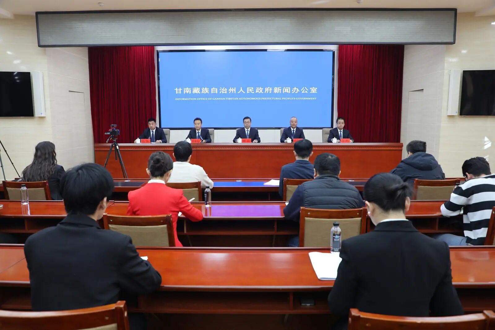 【贯穿“一条主线” 实施“六项工程”】甘南州2026年《政府工作报告》解读新闻发布会召开