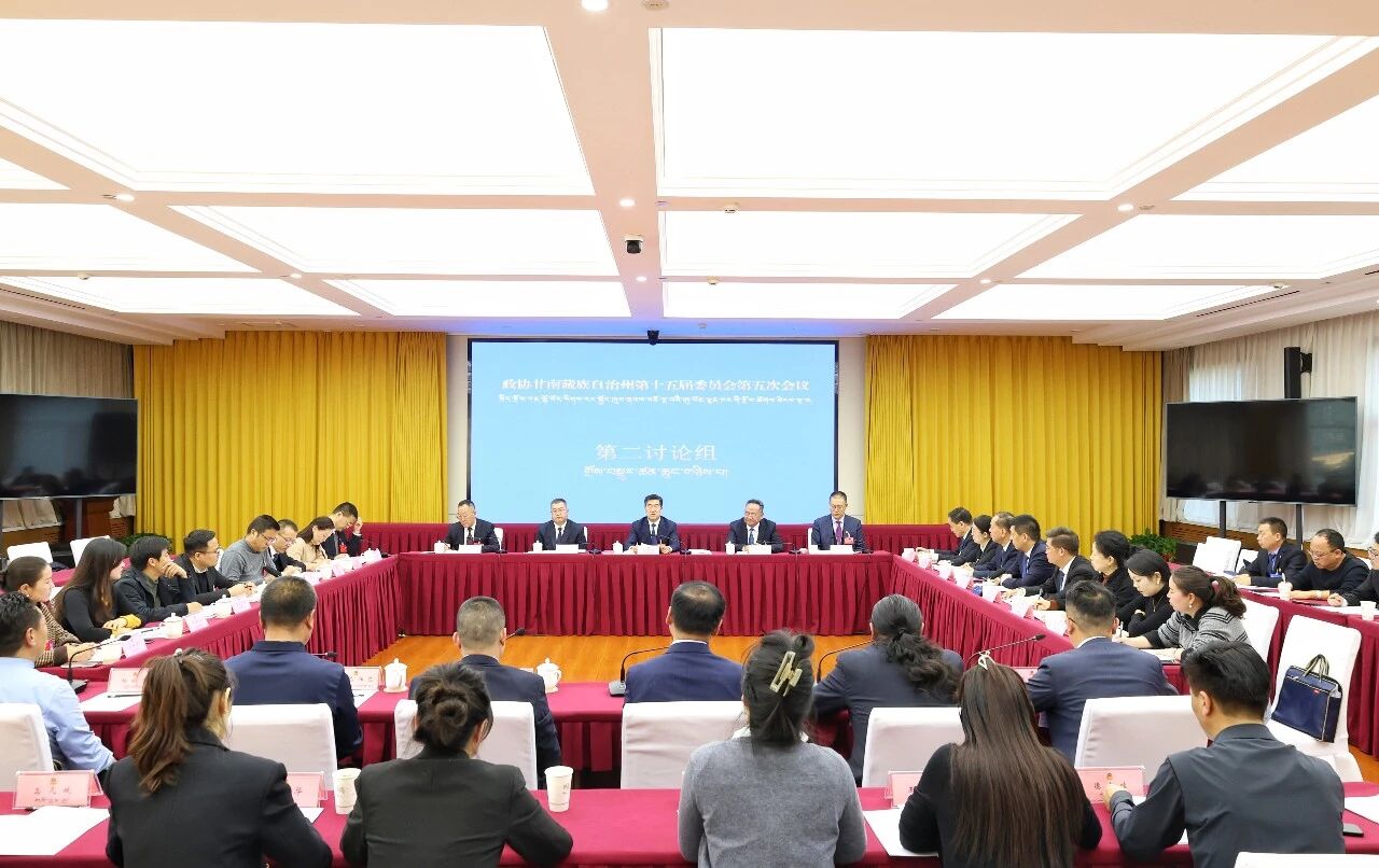 何谋保参加州政协十五届五次会议分组讨论时强调 把牢主线定位 落实主线要求 聚焦主线发力 加快建设铸牢中华民族共同体意识样板区